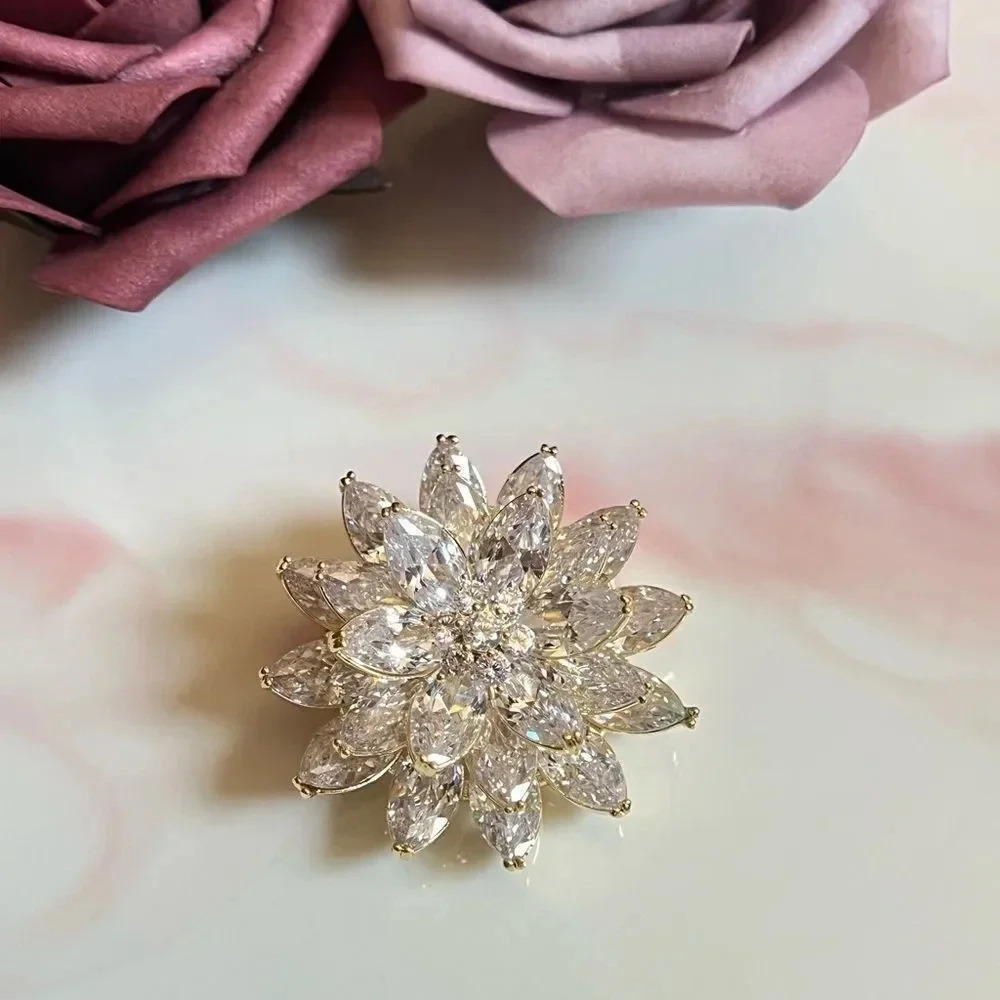 VQ Flower Brooch - Picture 3 of 7